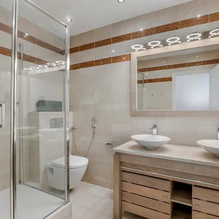 Luxury 5-bed - Opposite The Eiffel Tower - Located On Avenue Kleber * Paris